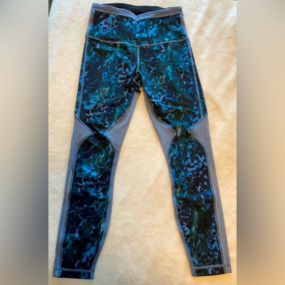 Lululemon- Running in the City 7/8 Tight- Size 6 - Picture 4 of 5
